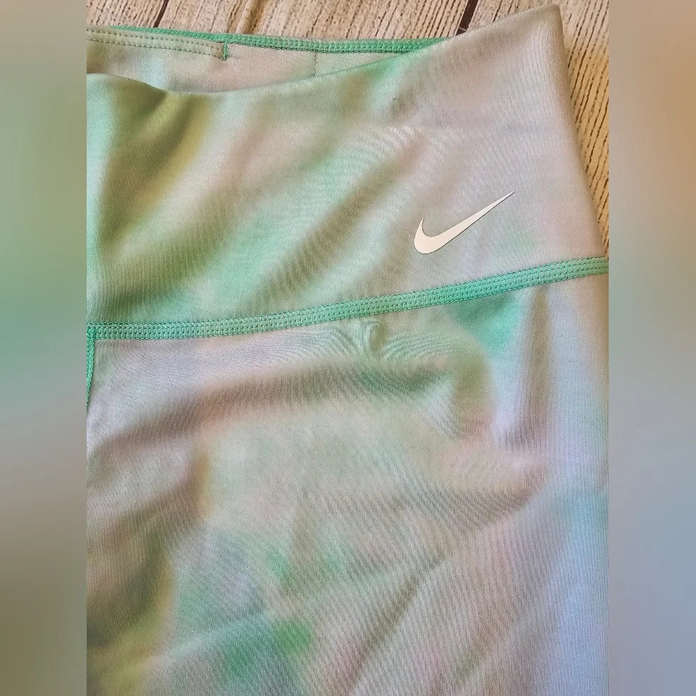 Nike Women's Size Medium• Dri-Fit Icon Clash Green White Tie Dye 21 inch Cropped - Picture 8 of 10